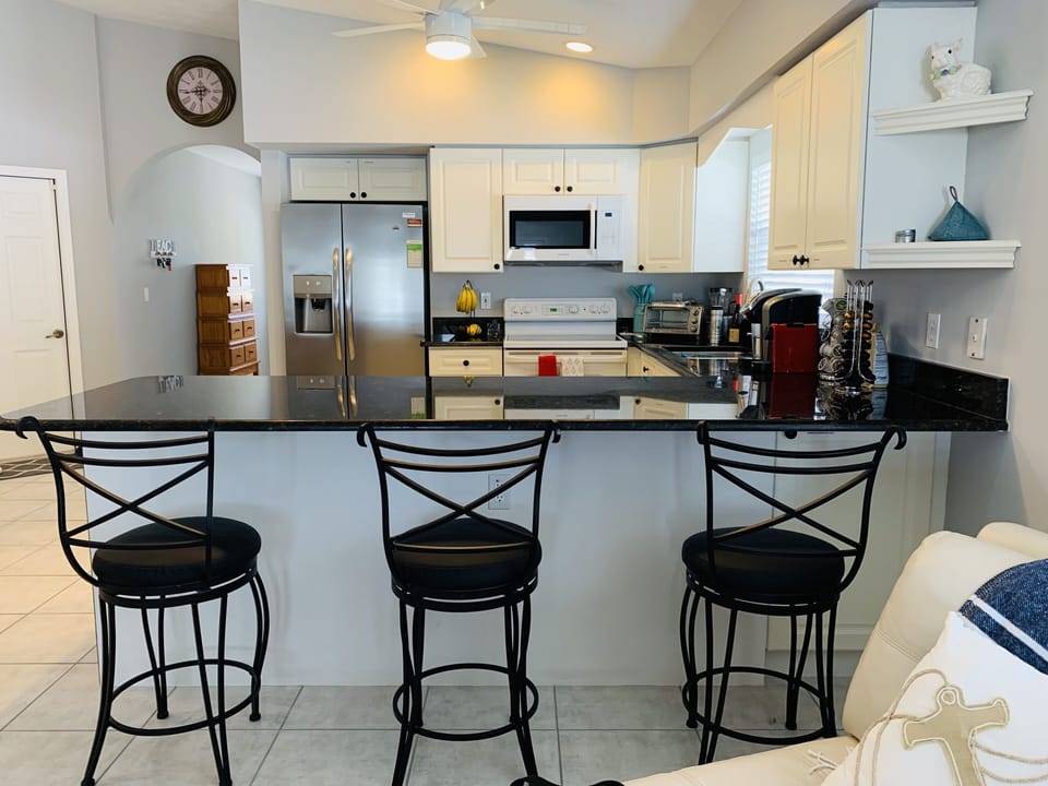 Kitchen - additional seating for 3