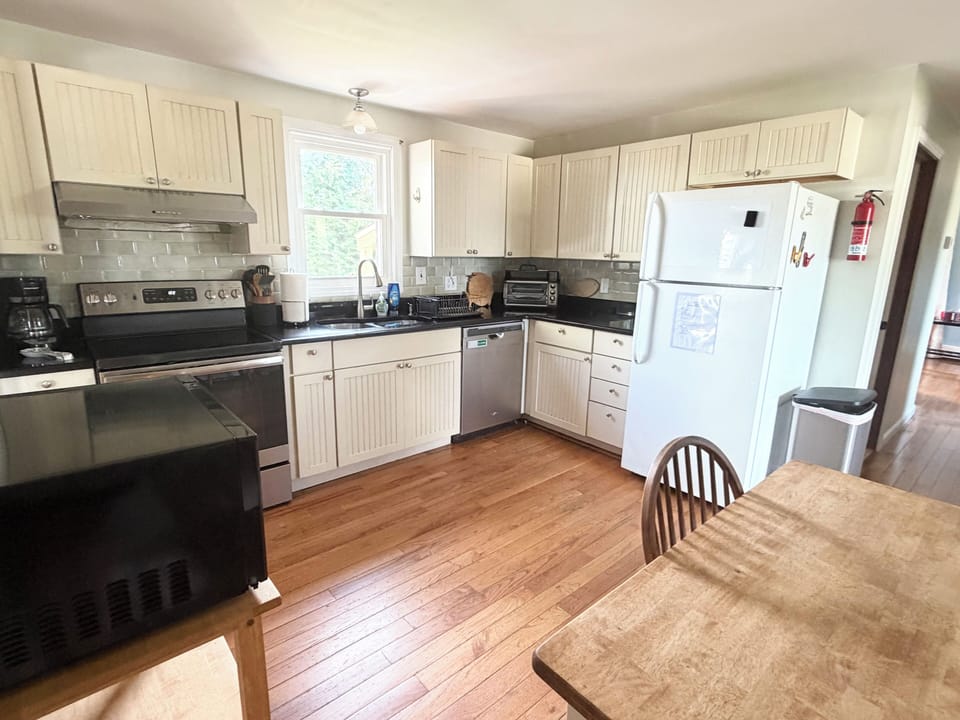 Fully stocked eat in Kitchen