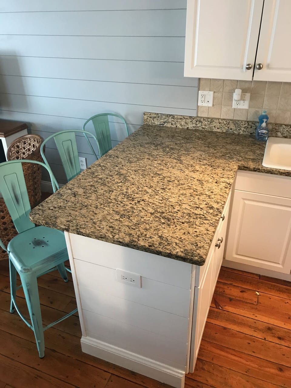 Breakfast bar, main kitchen  