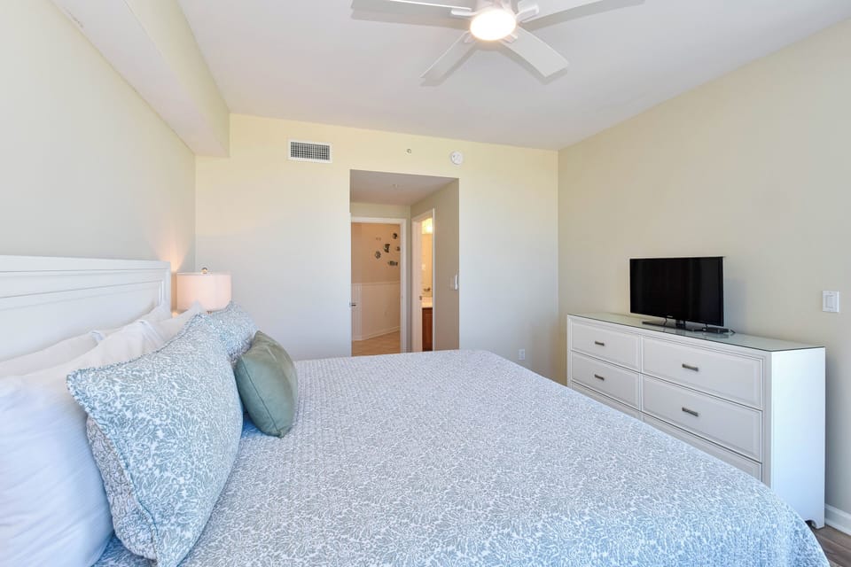 Silver Beach Tower West 406 - Guest Bedroom with TV