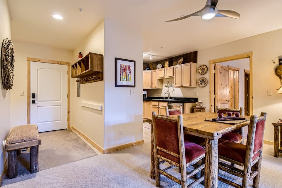 Cubbies & hooks in entry. Dining room chairs comfortable for LR use also. 