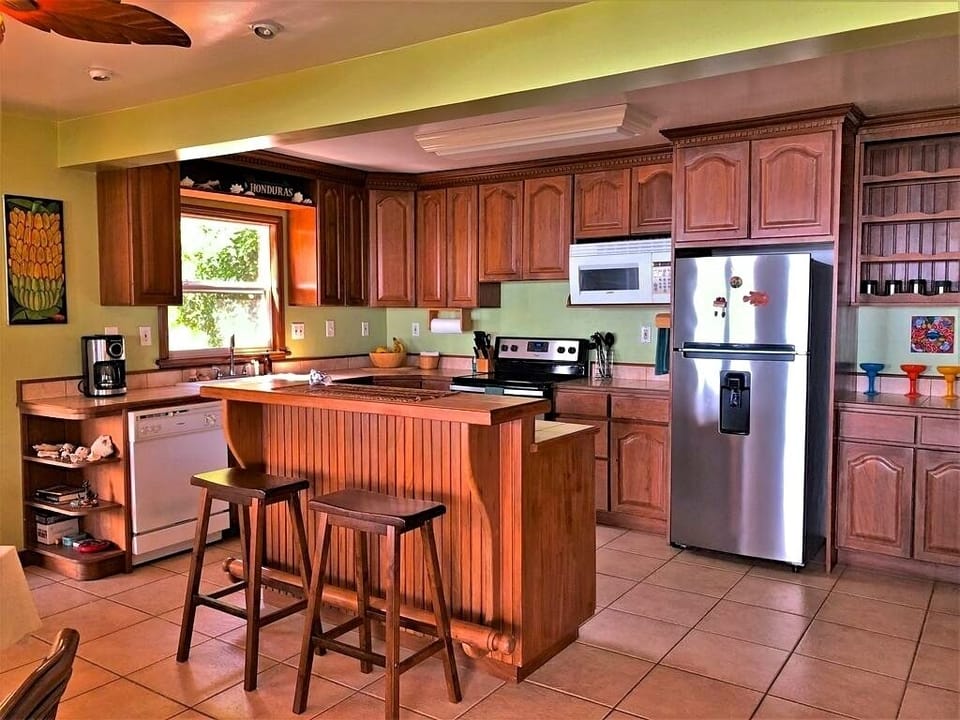 Breakfast counter, lots of kitchen space
