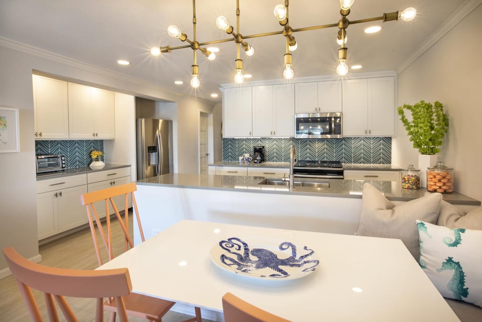 Bright and Open Dining, Kitchen, Bar