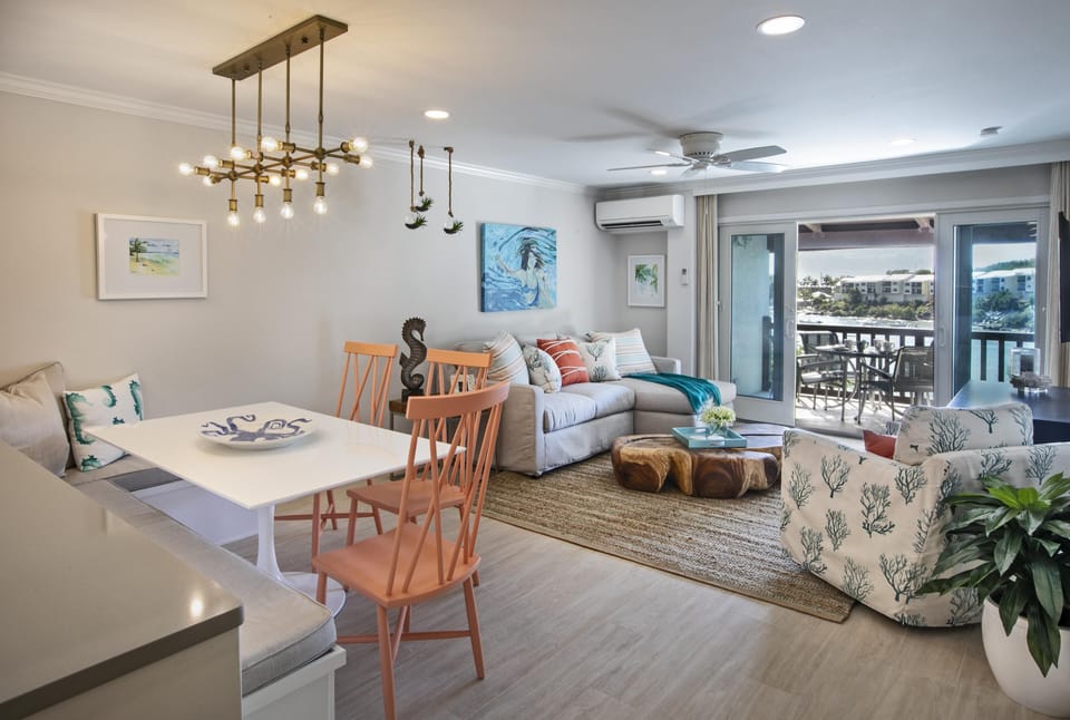 Airy Dining and Living Room with Ocean View!