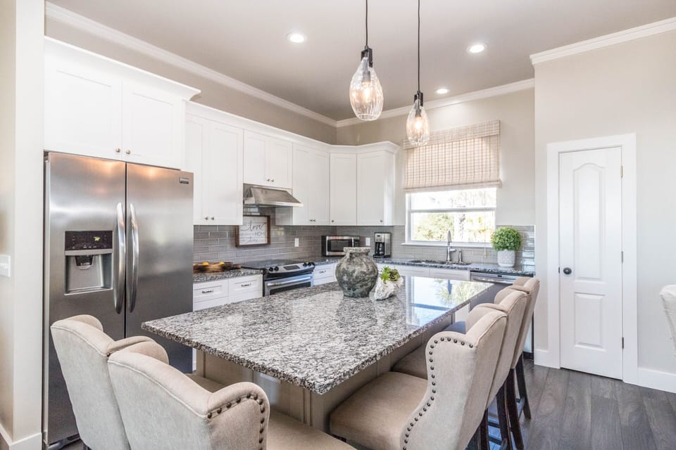 Kitchen with island. 