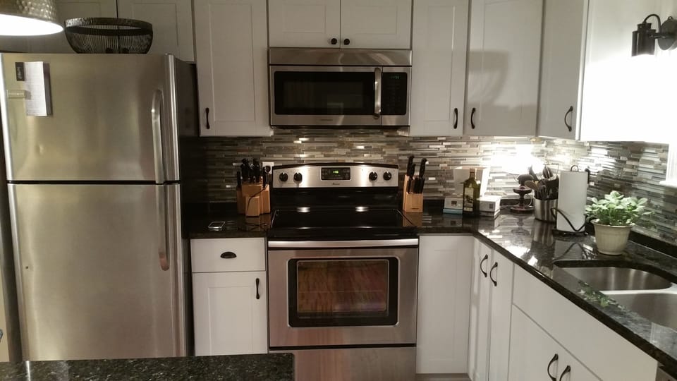 Stainless, ceramic cooktop, fully equipped kitchen