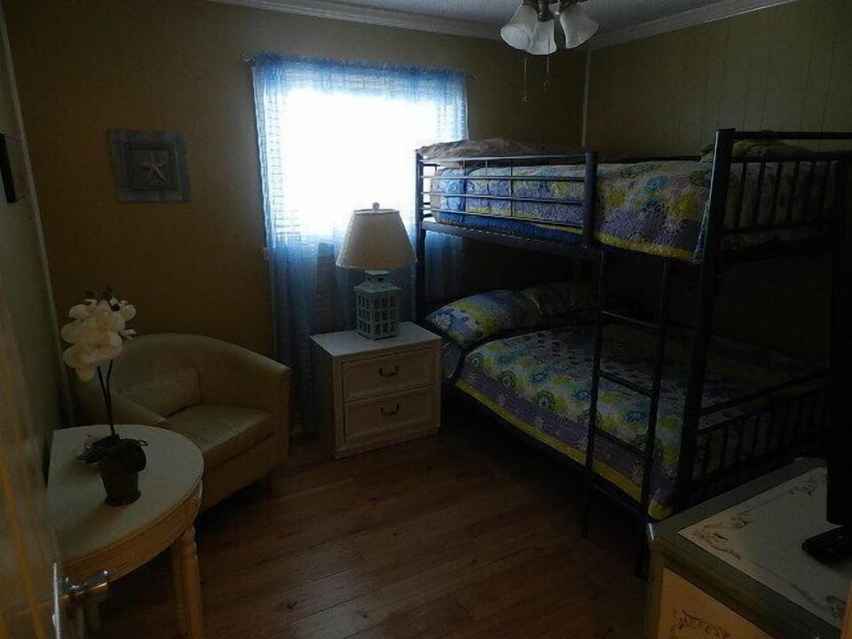 2d BR bunk bed w/ 2 full-size beds