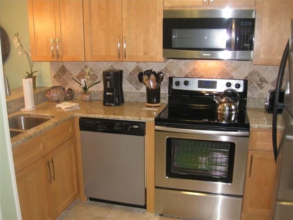 Granite & stainless kitchen.