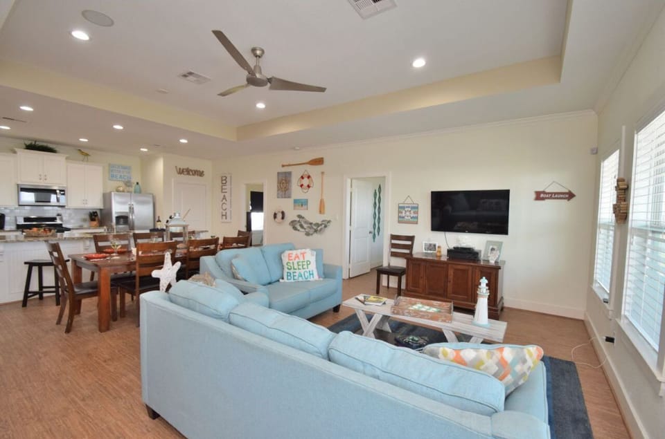 Living room with smart tv and HD antenna
