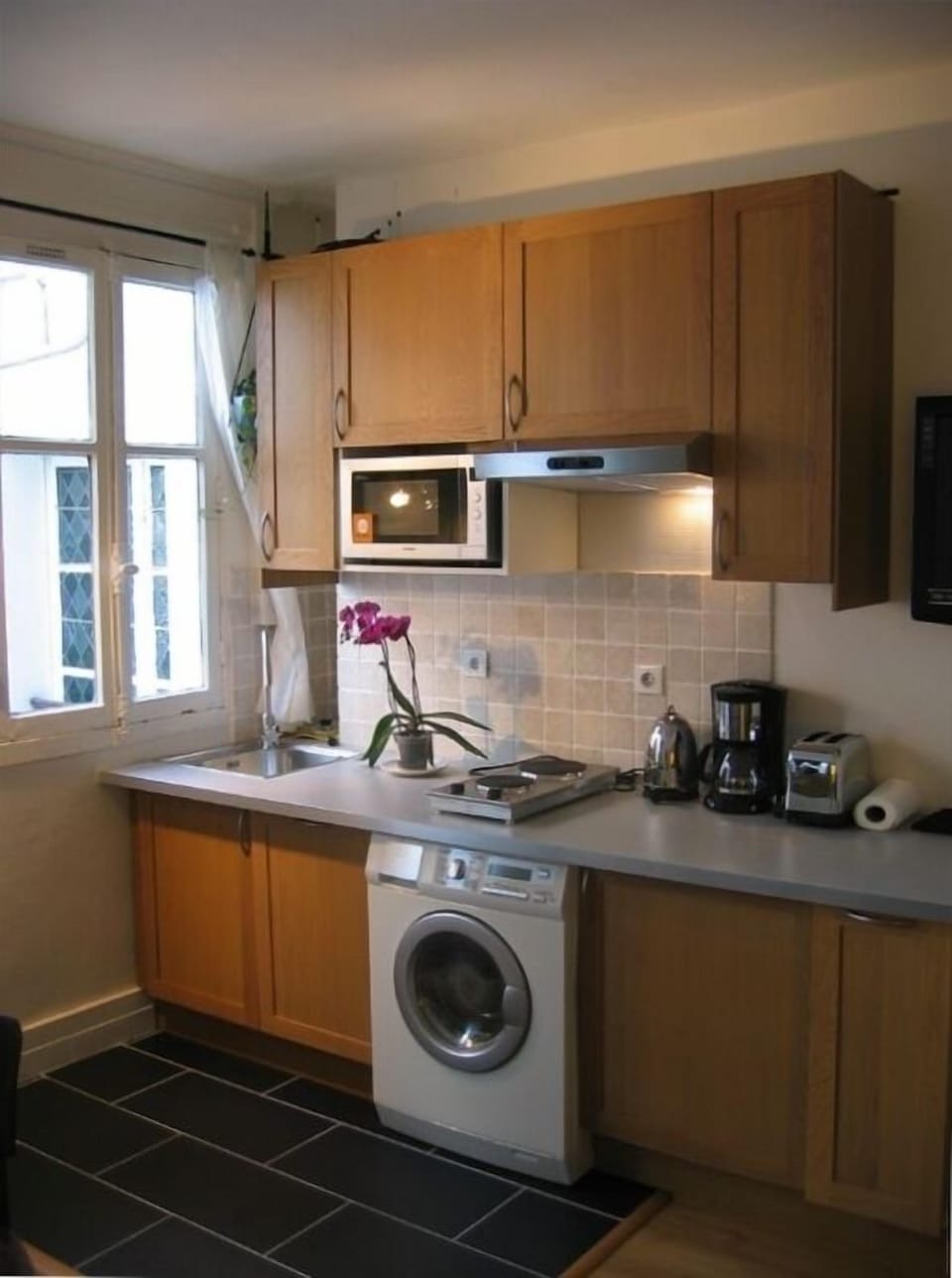 Newly Fitted and Fully Equiped kitchen with AEG washer/dryer