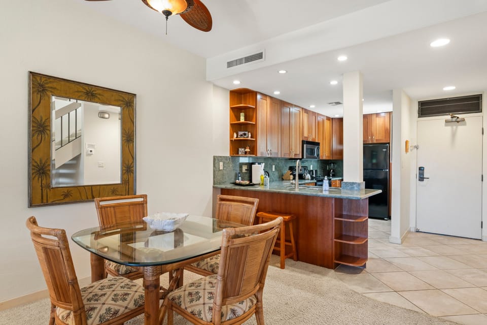Dining area w. full kitchen