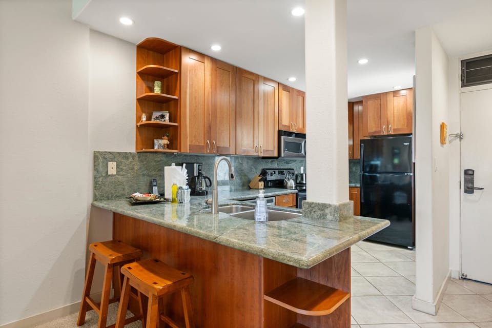 Marble kitchen counter w. kitchen view