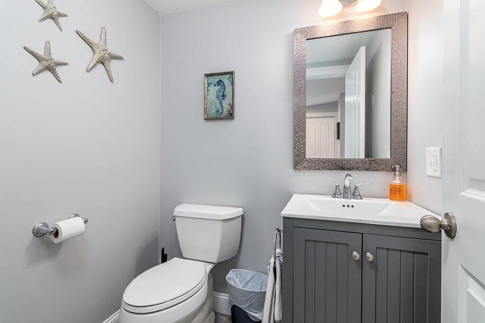 1/2 bath 1st floor off kitchen