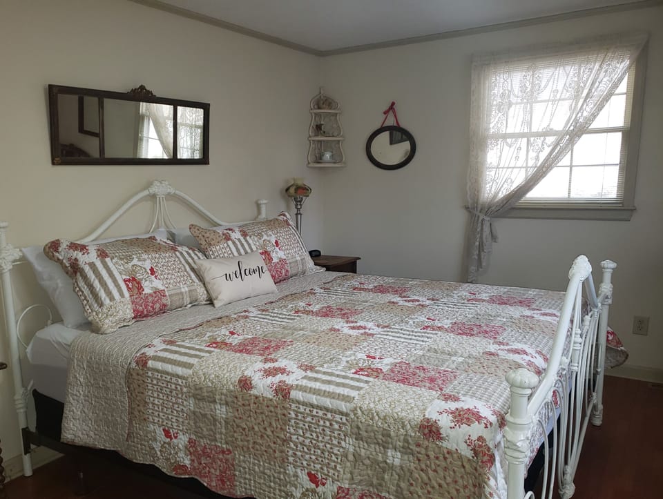 Master bedroom with king bed (new mattress Jan 2021).