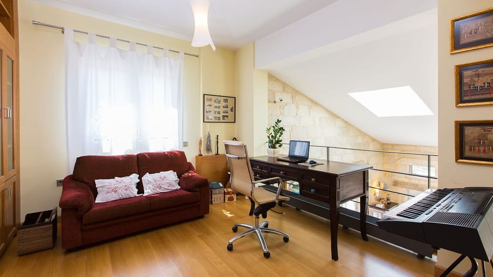 Entrance hall with office and library overlooking the ground floor