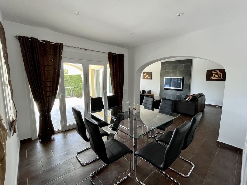 Dining room, open plan with the lounge and direct access to the naya