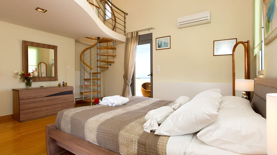 Main bedroom with en-suite bathroom and closet room on the first floor