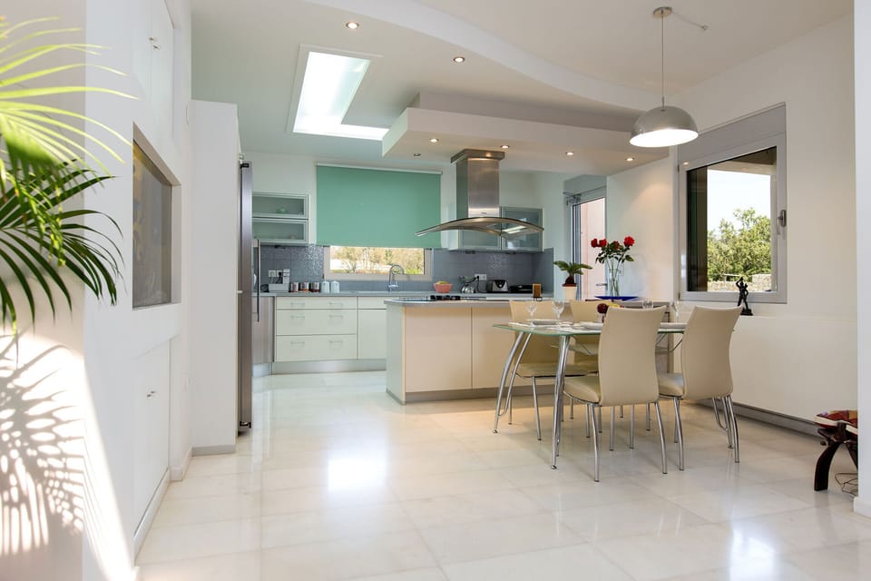 Fully equipped kitchen with direct access to the pool and the barbecue area