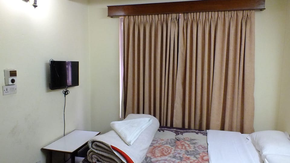Deluxe Double Room, 1 King Bed, Non Smoking | Hypo-allergenic bedding, in-room safe, soundproofing, free WiFi