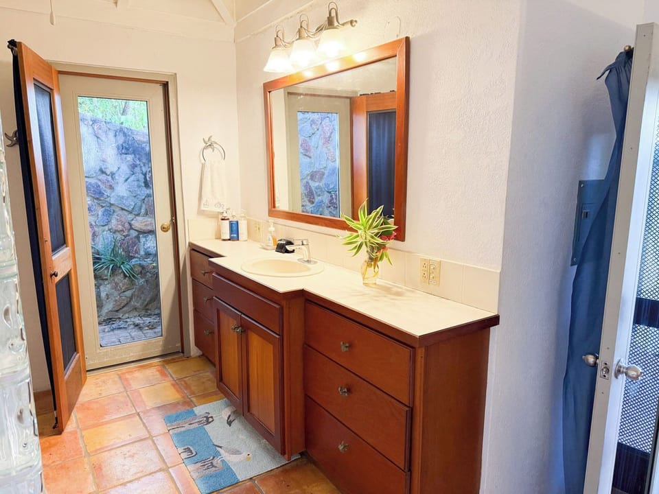 The courtyard bedroom ensuite bathroom 