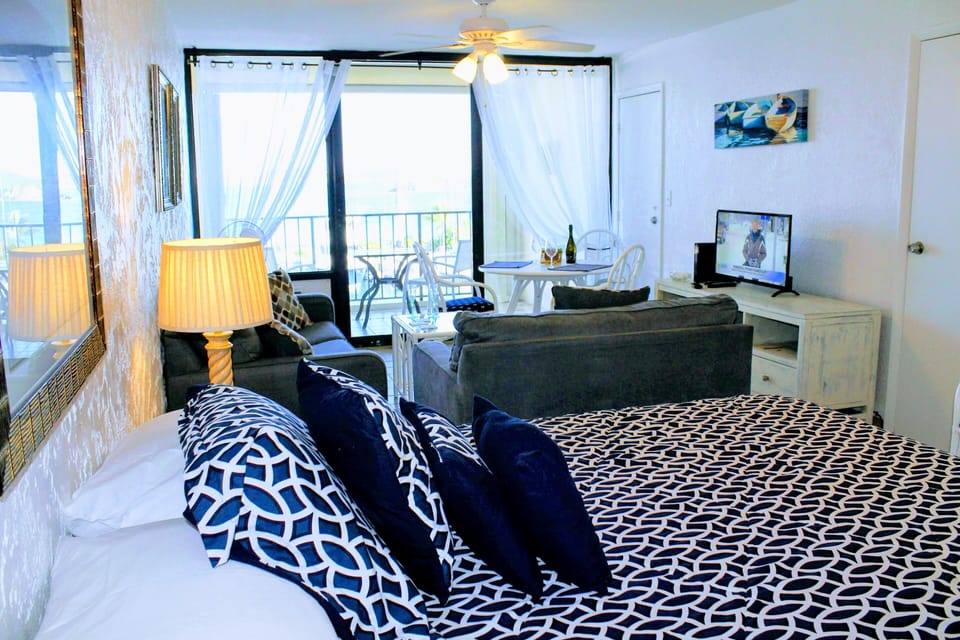 Comfortable Queen bed with all fresh linens provided
Fresh New Quilts rotate use