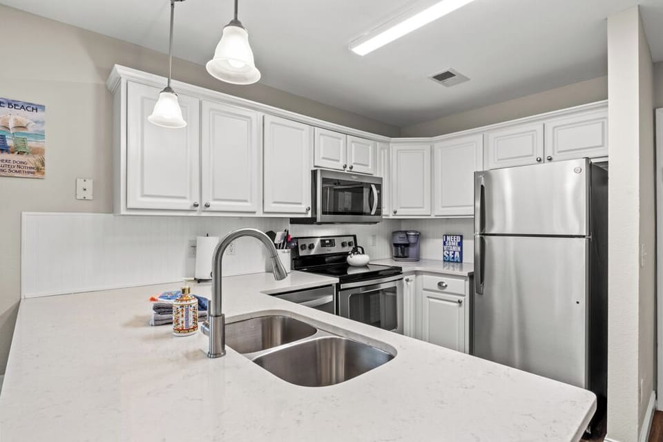 Kitchen - Large workspace great for entertaining and food preparation. 