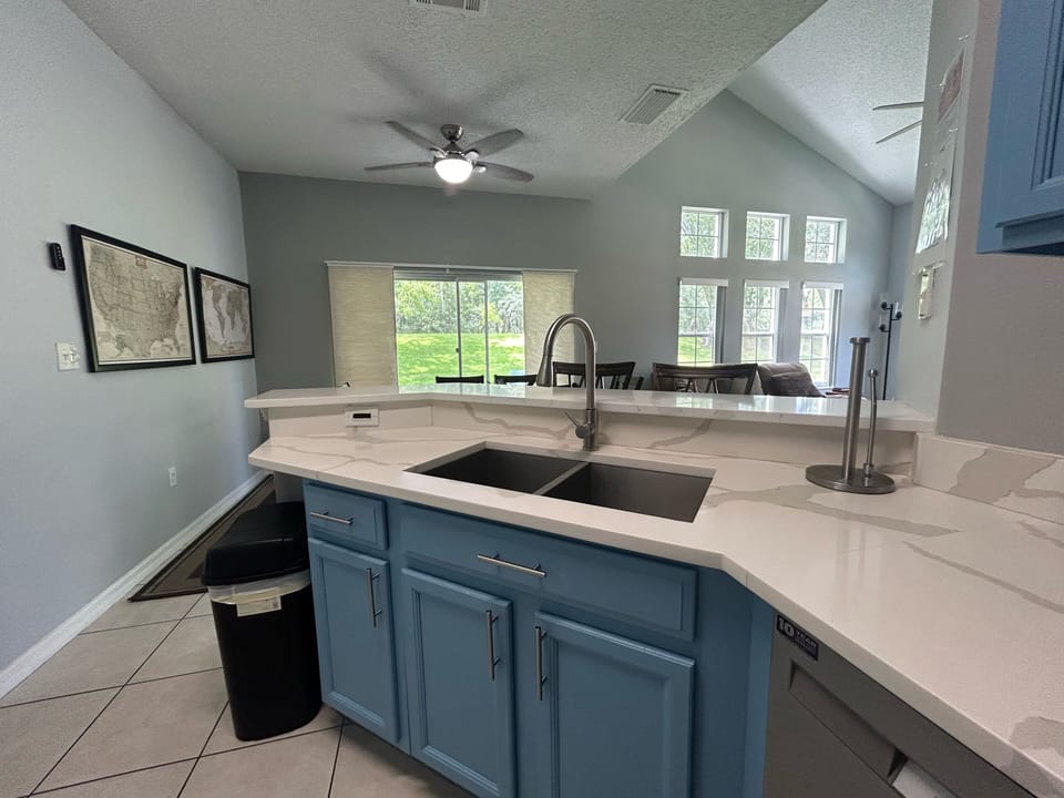 FULL KITCHEN