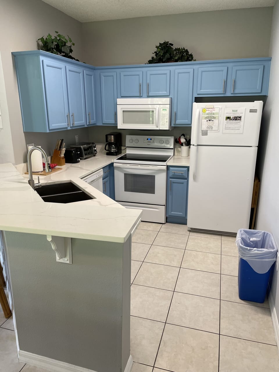 FULL KITCHEN