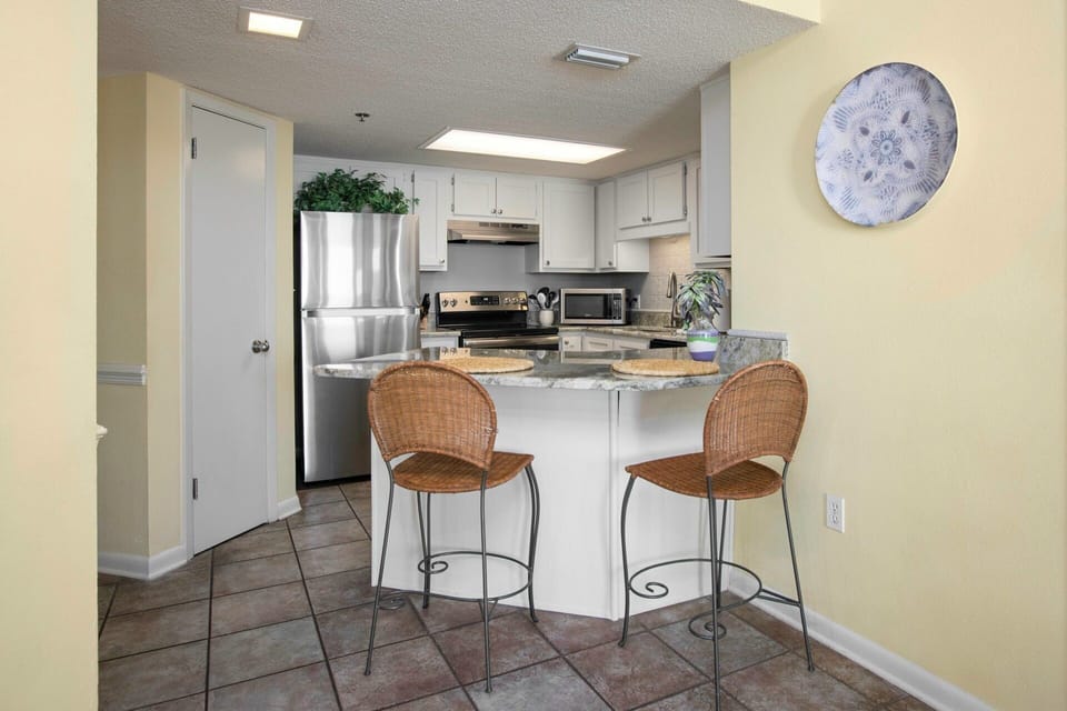 Fully updated kitchen with Breakfast bar seating