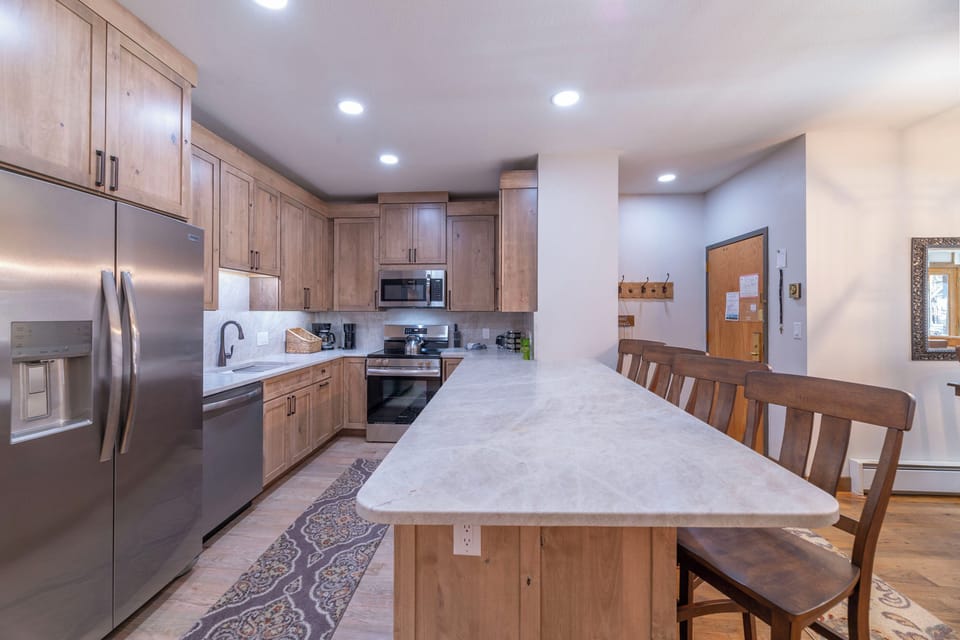 All-new cabinets and stainless steel appliances (well-equipped kitchen)