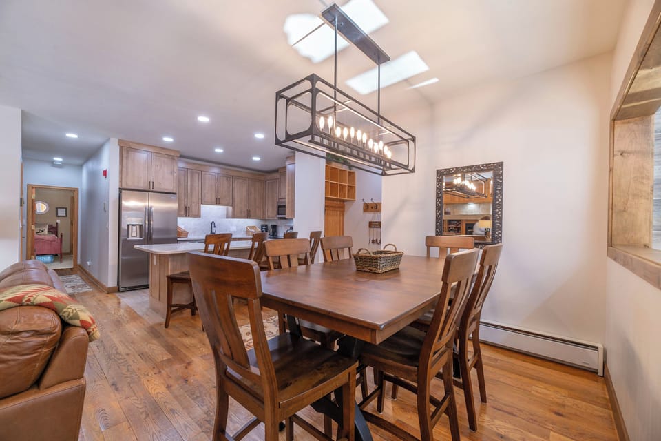 Dining/kitchen area (all tableware and kitchen supplies included)