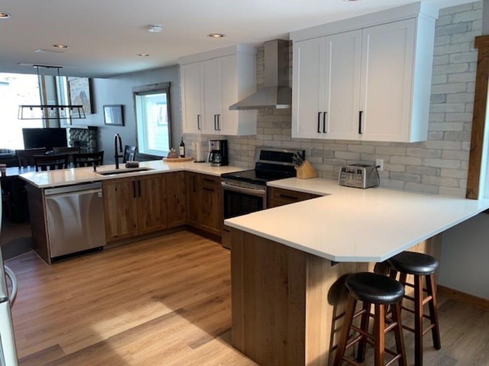 Big Kitchen - Enough Room for everyone!