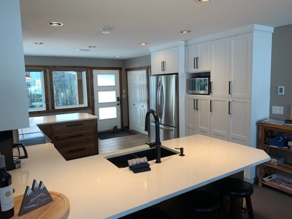 Beautiful Upgraded Modern Kitchen 