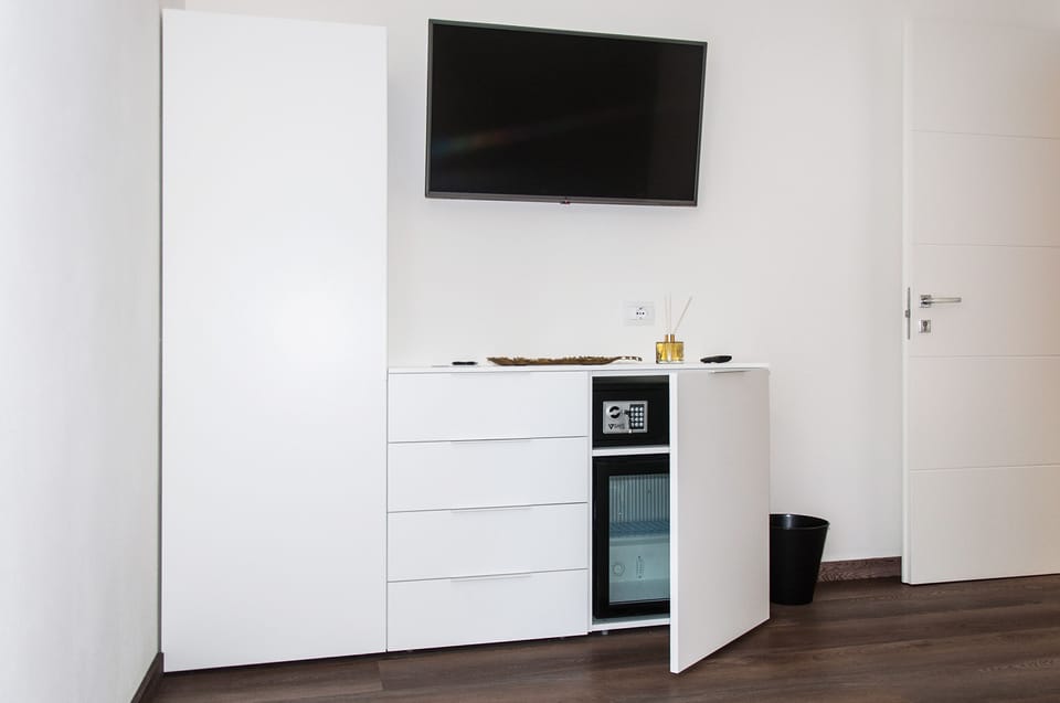 Suite, 1 King Bed with Sofa bed, Non Smoking, City View | Premium bedding, down comforters, memory foam beds, minibar