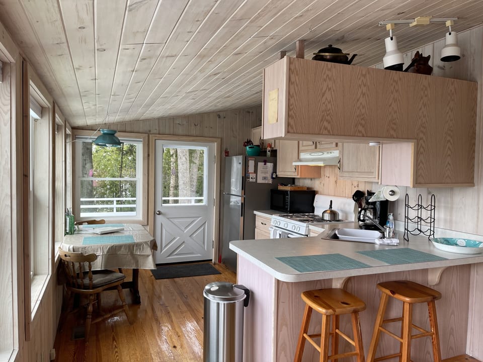full kitchen, seating for four