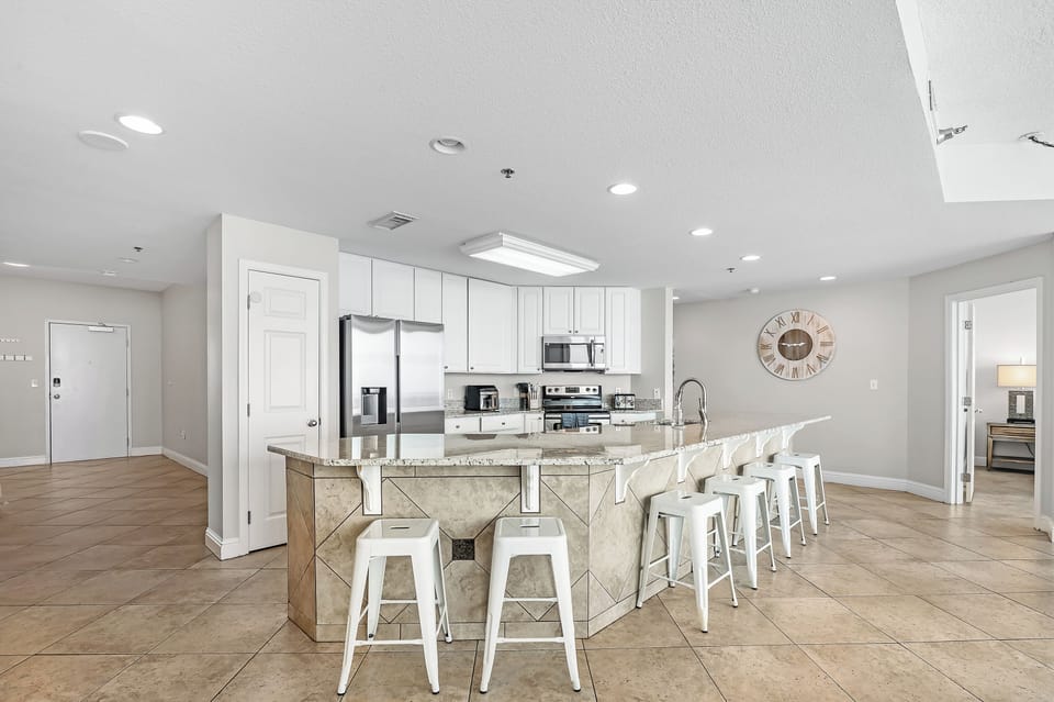Spacious island w/seating for 6.
