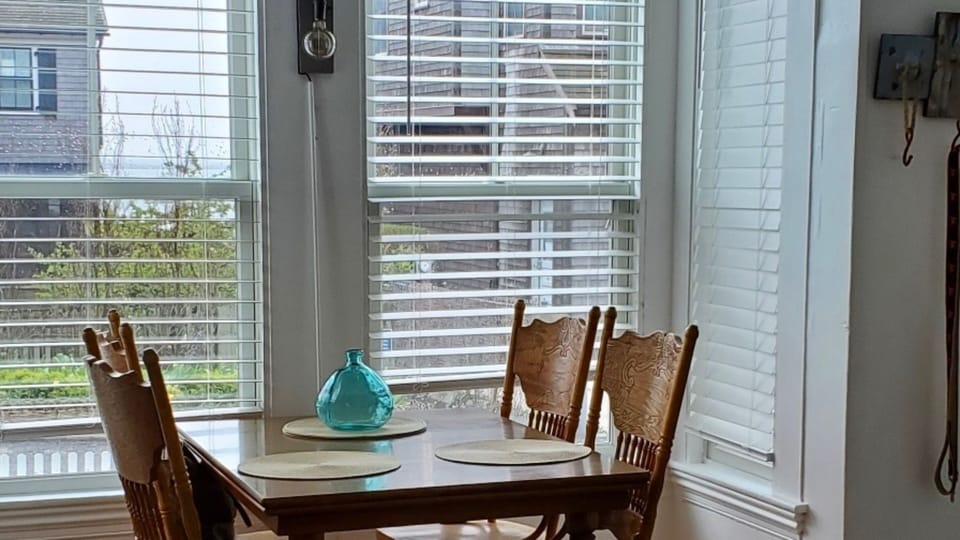 dining nook & people watching 