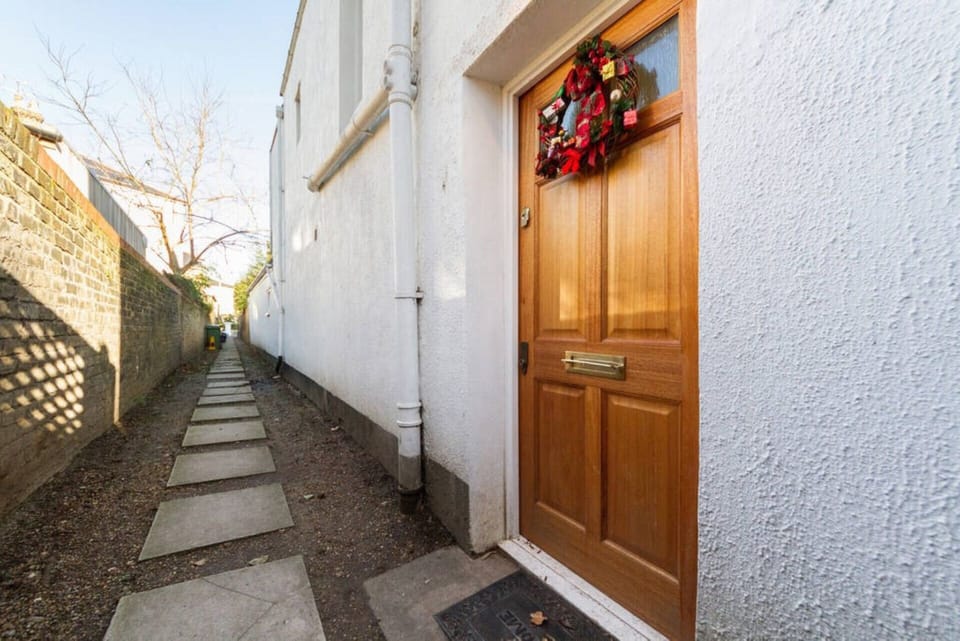 Footpath to front door from main road