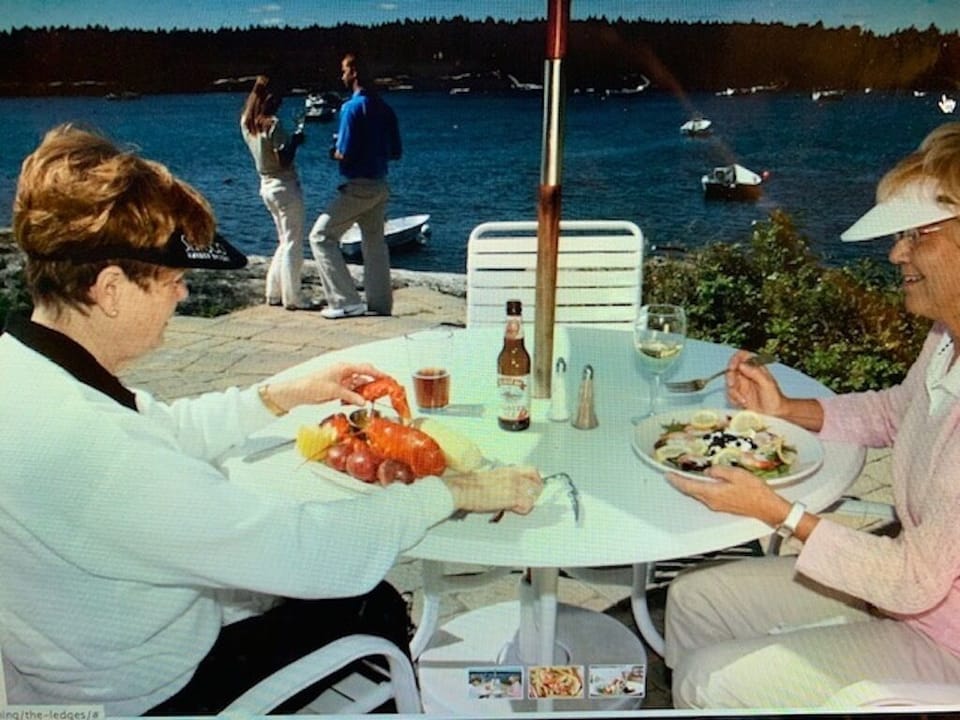 Outdoor dining at Ledges Pub