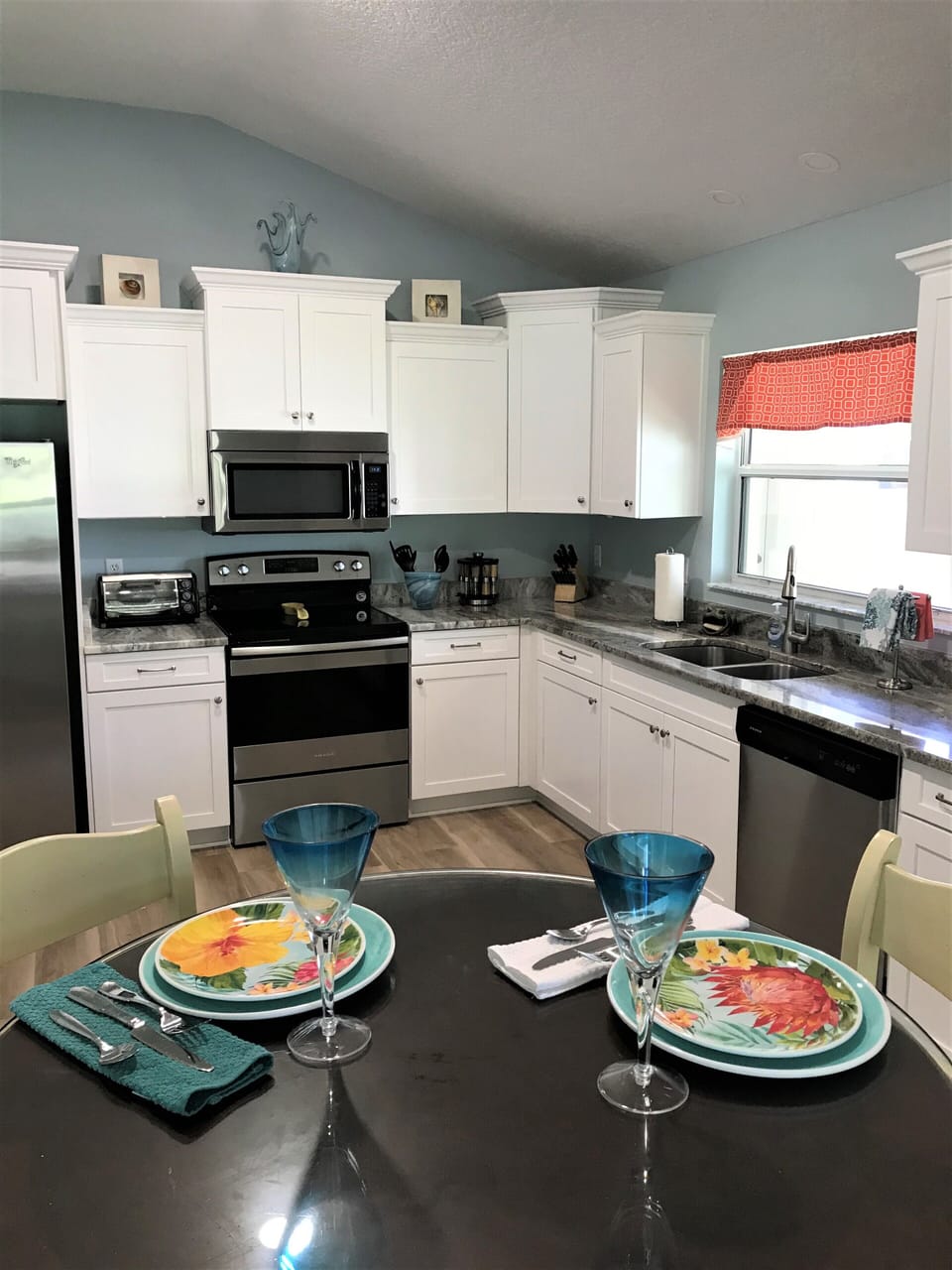 Kitchen with dinette table 