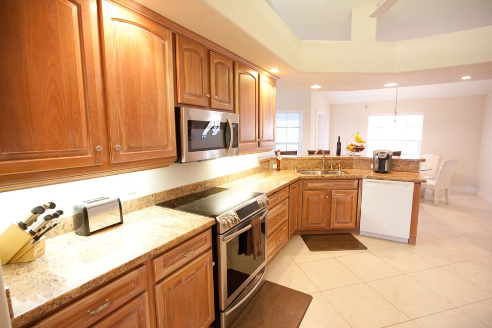 Full Kitchen with new range, fridge and microwave. 