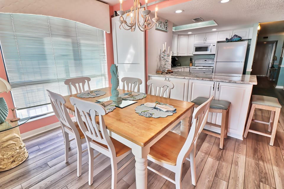 Dining with side ocean view