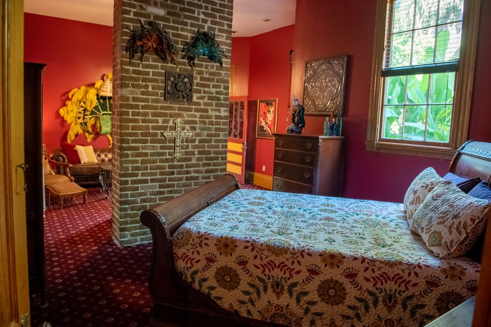 Mardi Gras Suite, queen bed