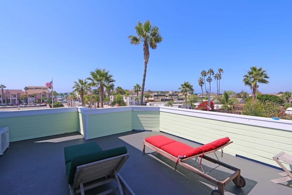 Enjoy Bar B Que dinners on the ocean facing deck. Cool breezes & sun tanning.