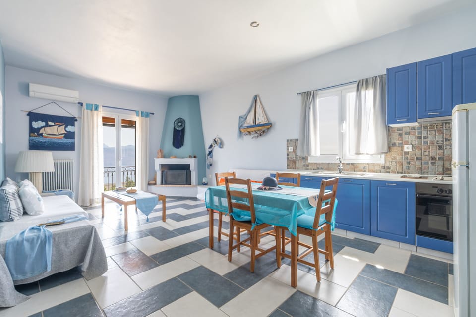 Panoramic Apartment (Olive) | Private kitchen | Full-size fridge, oven, stovetop, coffee/tea maker
