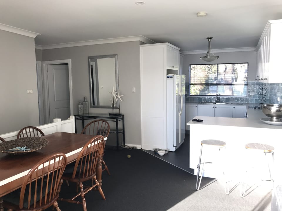 Charming well equipped renovated kitchen ( plus 2 outdoor large bbqs) 