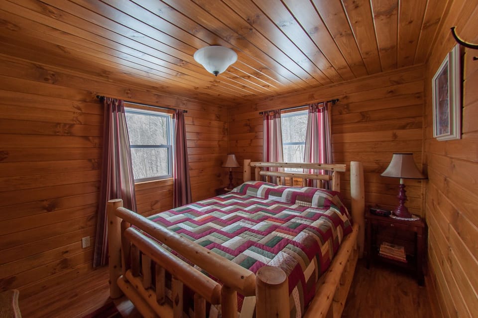 Private bedroom, queen bed
