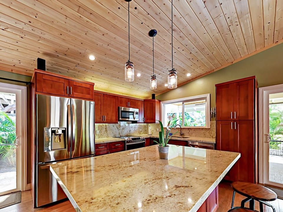Kitchen Area - Island Bar