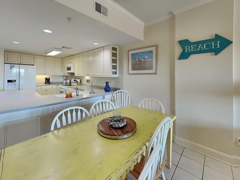 Dining Table & Full Kitchen