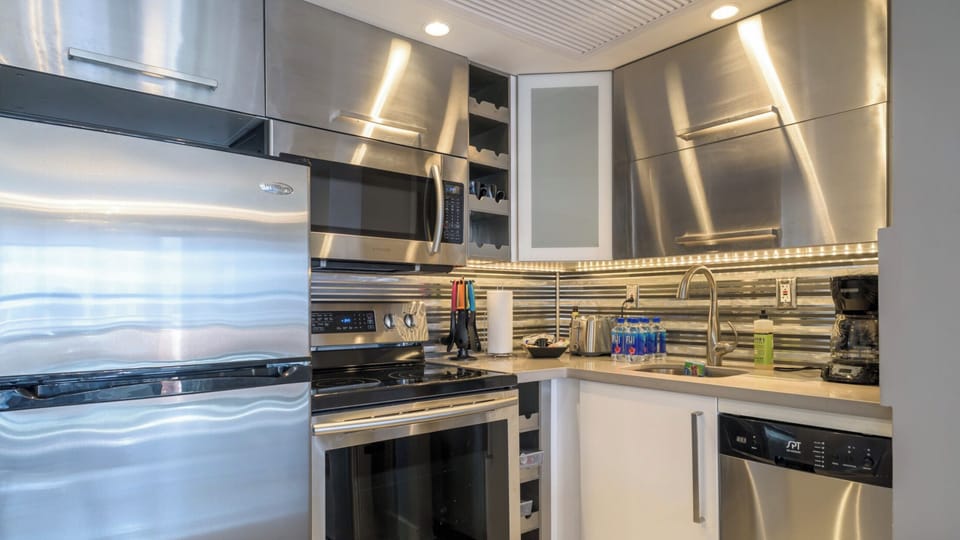 Fully equipped kitchen for light cooking 